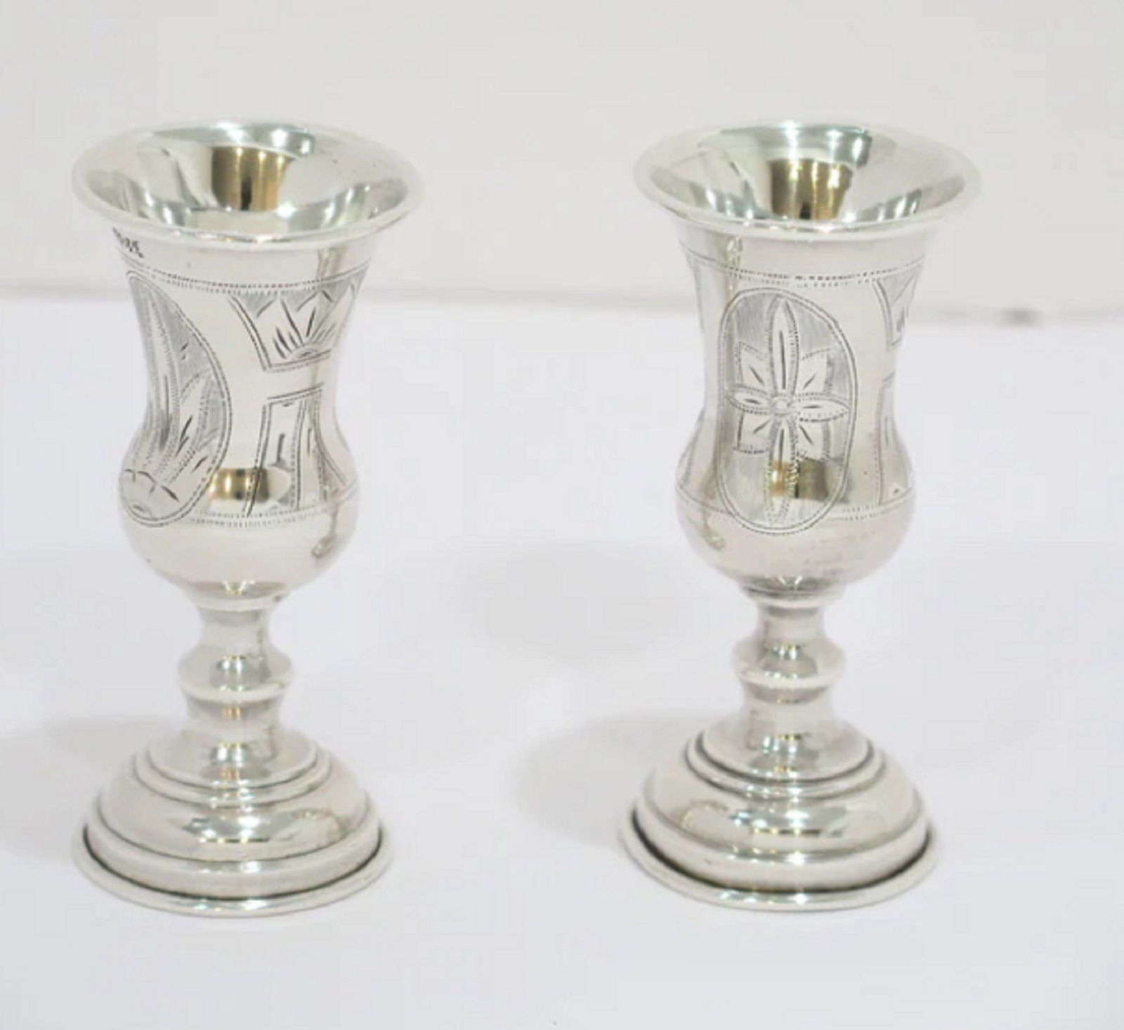 PAIR OF RUSSIAN 84 SILVER ANTIQUE FLORAL VODKA SHOT GOBLETS 1882 (1 of 5)