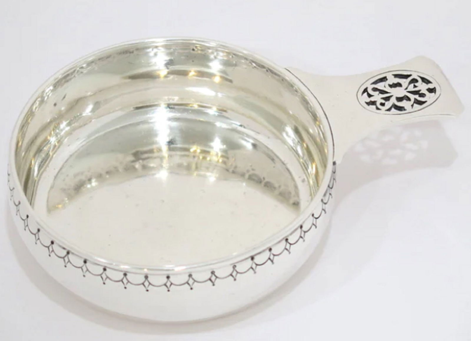 TIFFANY & CO ANTIQUE STERLING SILVER BABY BOWL WITH HANDLE (1 of 6)