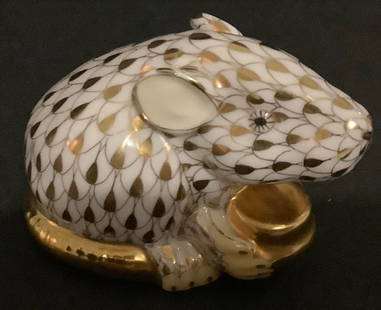 HEREND SIGNED PORCELAIN GOLD FISHNET MOUSE FIGURINE MADE IN HUNGARY: HEREND SIGNED PORCELAIN GOLD FISHNET MOUSE FIGURINE MADE IN HUNGARY. Measurents Total length: approx. 6cm Height: approx. 4cm