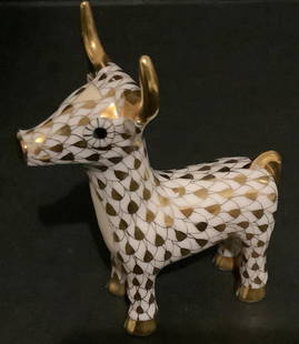 HEREND SIGNED PORCELAIN GOLD FISHNET CALF FIGURINE MADE IN HUNGARY: HEREND SIGNED PORCELAIN GOLD FISHNET CALF FIGURINE MADE IN HUNGARY. Measurents Total length: approx. 6.5cm Height: approx. 7.5cm