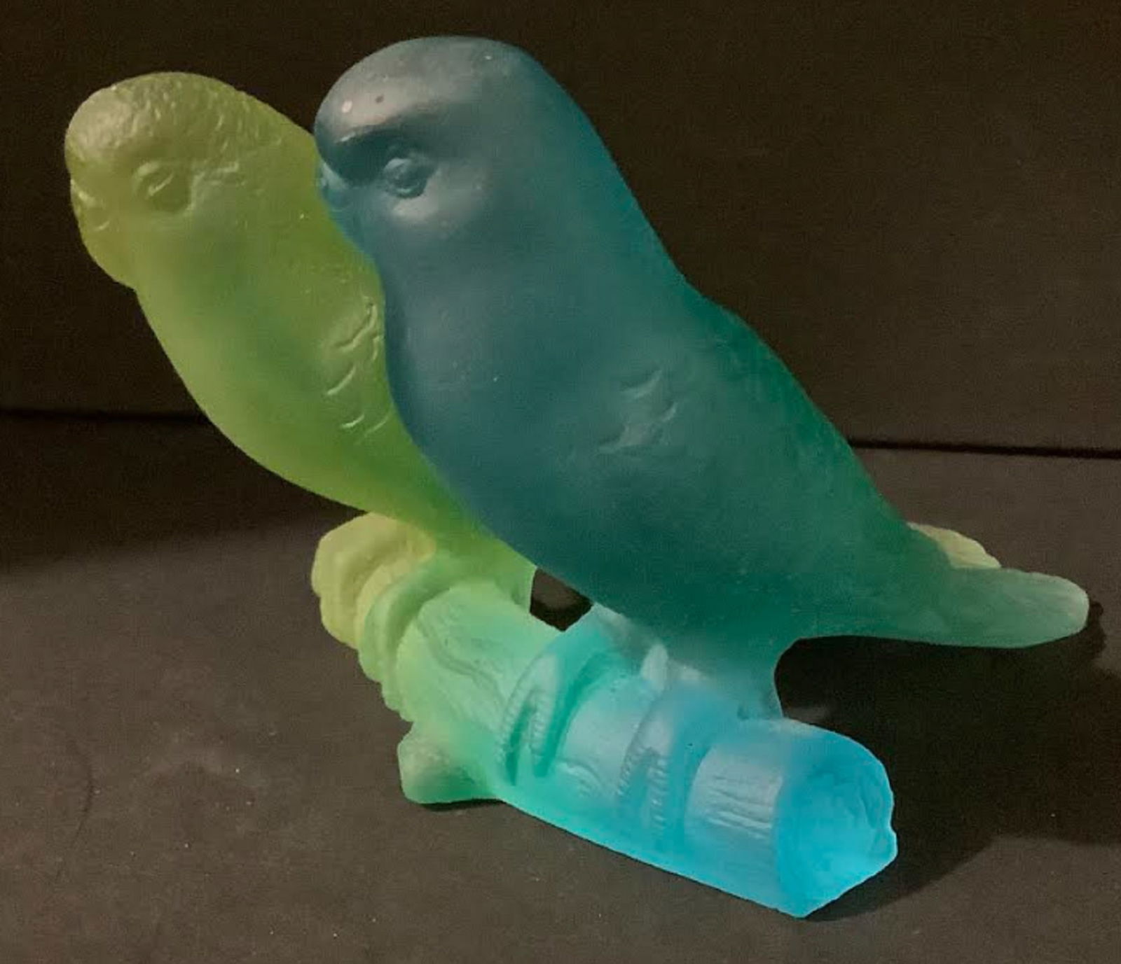 DAUM SIGNED Art Glass Budgerigars Couple Parakeets With BOX Made In France: DAUM SIGNED Art GlassBudgerigars Couple Parakeets With BOX Made In France Measures approx 3" Height x 3.9" Length x 2.7" Width
