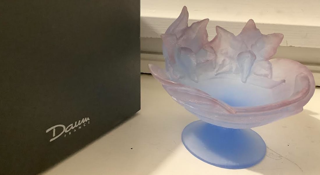 DAUM SIGNED ORCHIDE ART GLASS BOWL MADE IN FRANCE WITH ORIG BOX: DAUM SIGNED ORCHIDE ART GLASS BOWL MADE IN FRANCE WITH ORIG BOX bowl is in shades of periwinkle,lavender, and cream. No two pieces ever look the same. Rare piece to find. Daum glass art pieces have be