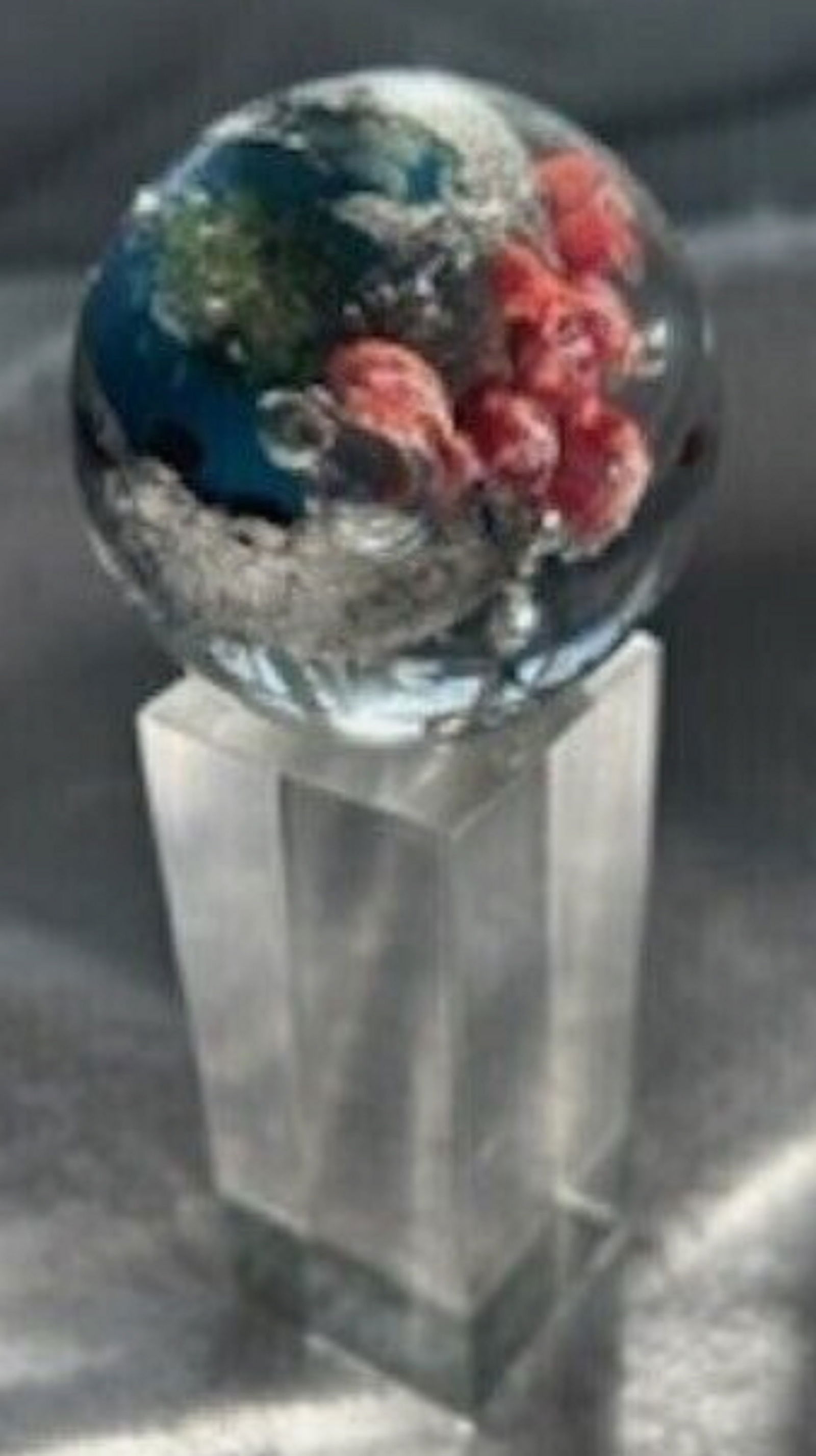 JOSH SIMPSON SIGNED PLANET ART GLASS MARBLE WITH STAND (1 of 1)