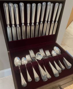 61 Pc Buccellati Sterling Silver Milano Flatware Service For 12 Excellent Condition: Buccellati Sterling Silver Milano Flatware Service For 12 Excellent Condition 12 dinner knives9 3/4''12 dinner forks 8 1/8''12 salad forks 6 5/8''12 teaspoons 6''12 oval soups 7 1/8''1 ladle 7''61 tot