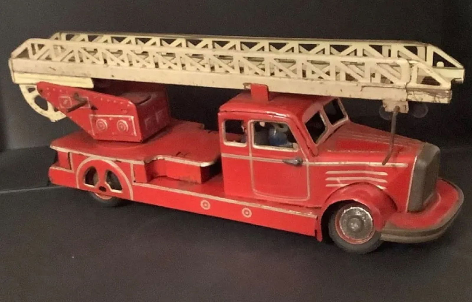Tippco Tin  Firefighter Truck Ladder with 4 figurines LONG! (1 of 7)