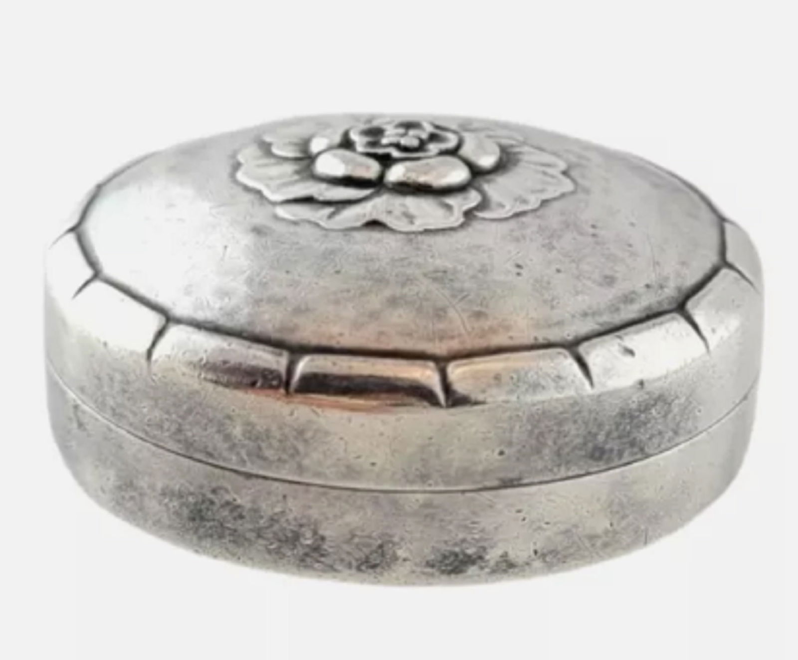 Geroge Jensen Sterling Silver Snuff Pill Box #79D MADE IN DENMARK: Geroge Jensen Sterling Silver Snuff Pill Box #79D MADE IN DENMARK Diameter: 37.35mmWidth: 18.97mmWeight: 14.00 dwt/ 21.77 gHallmark: Georg Jensen 925 S Denmark Q10 925 S Denmark 79D