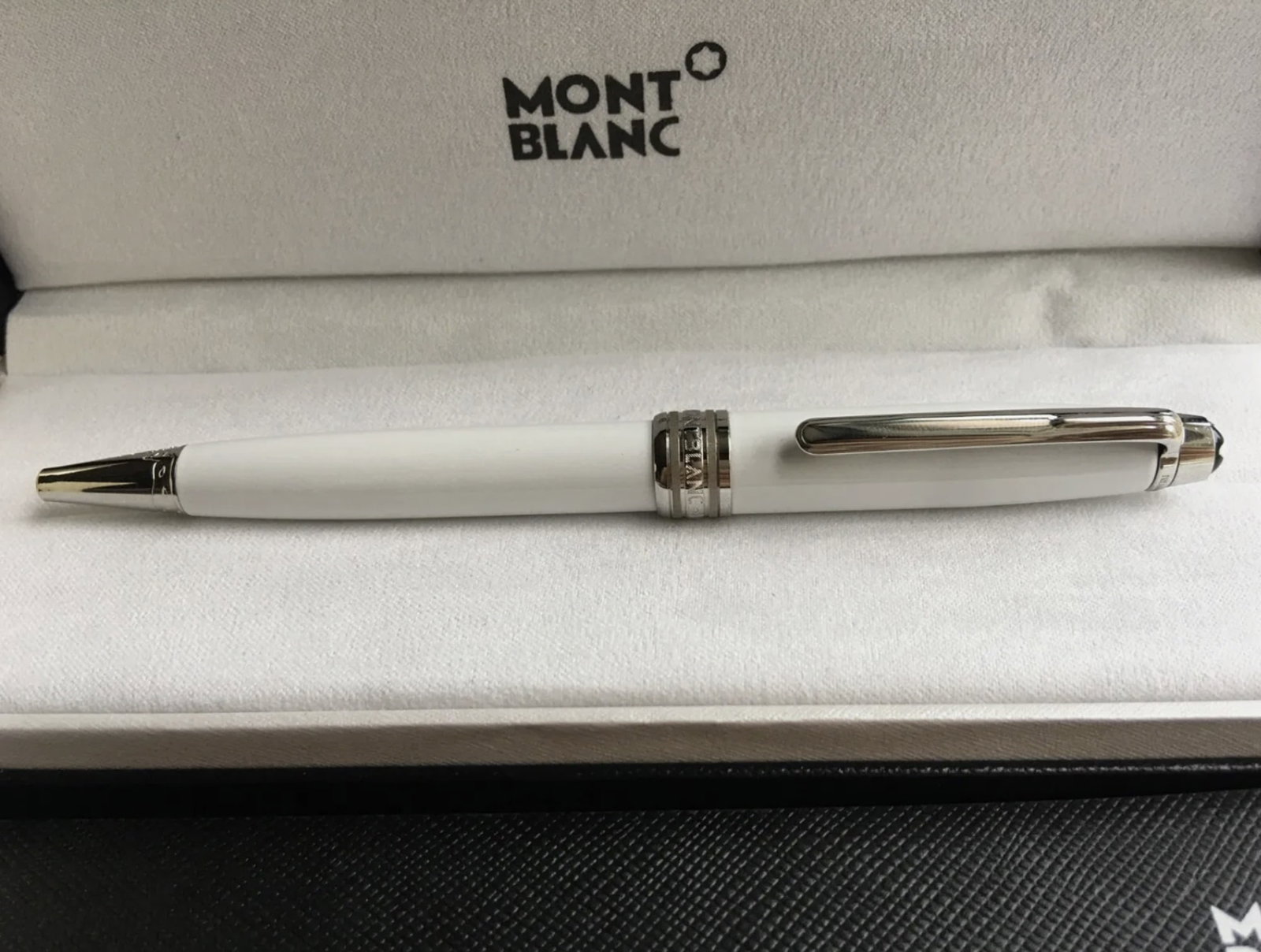 Montblanc meisterstruck mb164 gold white ballpoint pen With Box: Montblanc meisterstruck mb164 gold white ballpoint pen With Box and montblanc booklet Manufacture : MontblancModel : Meisterstuck Country of origin : GermanyType : Ballpoint PenOverall Length : 136mm