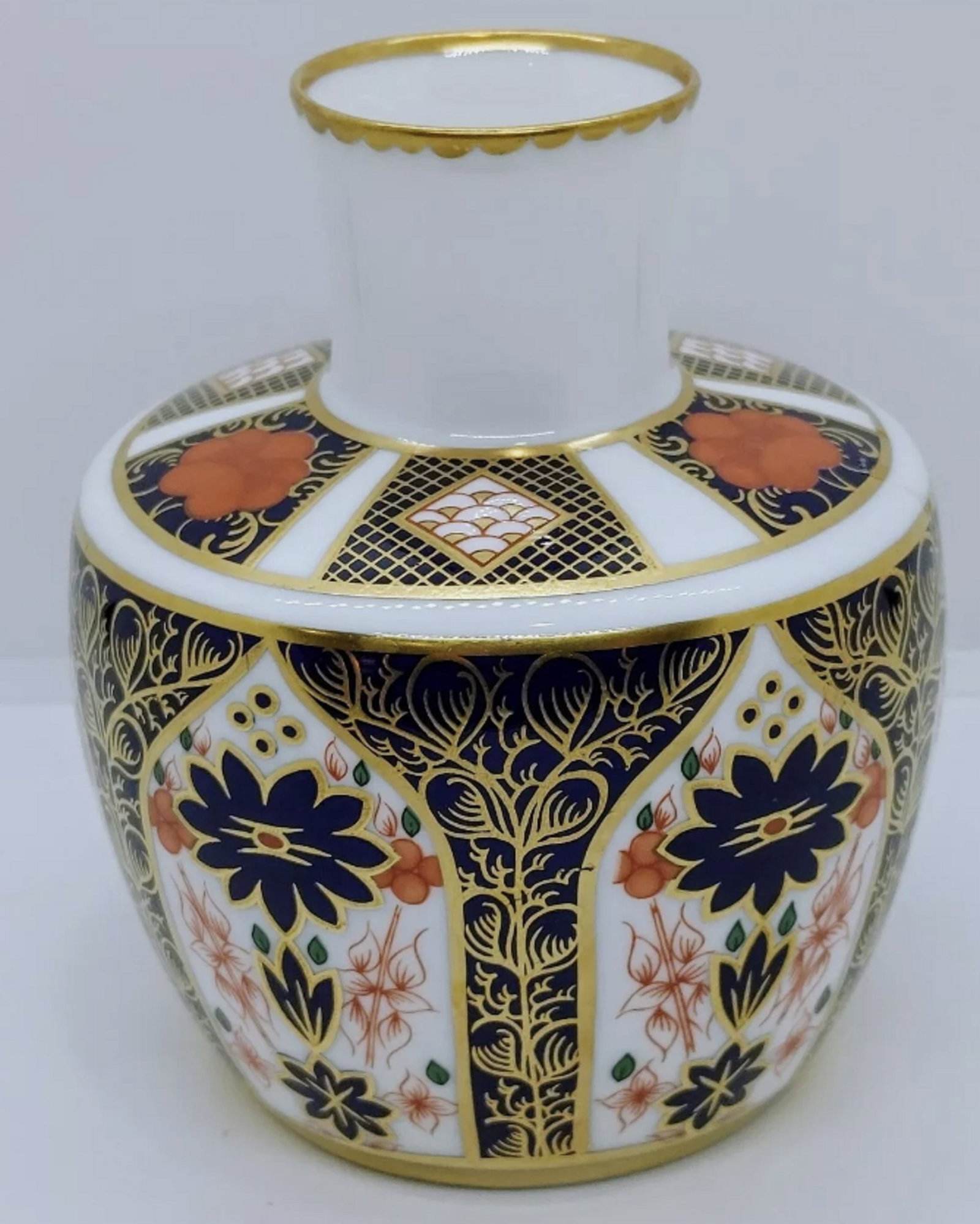 ROYAL CROWN DERBY Old Imari 1128 Vase: ROYAL CROWN DERBY Old Imari 1128 Vase