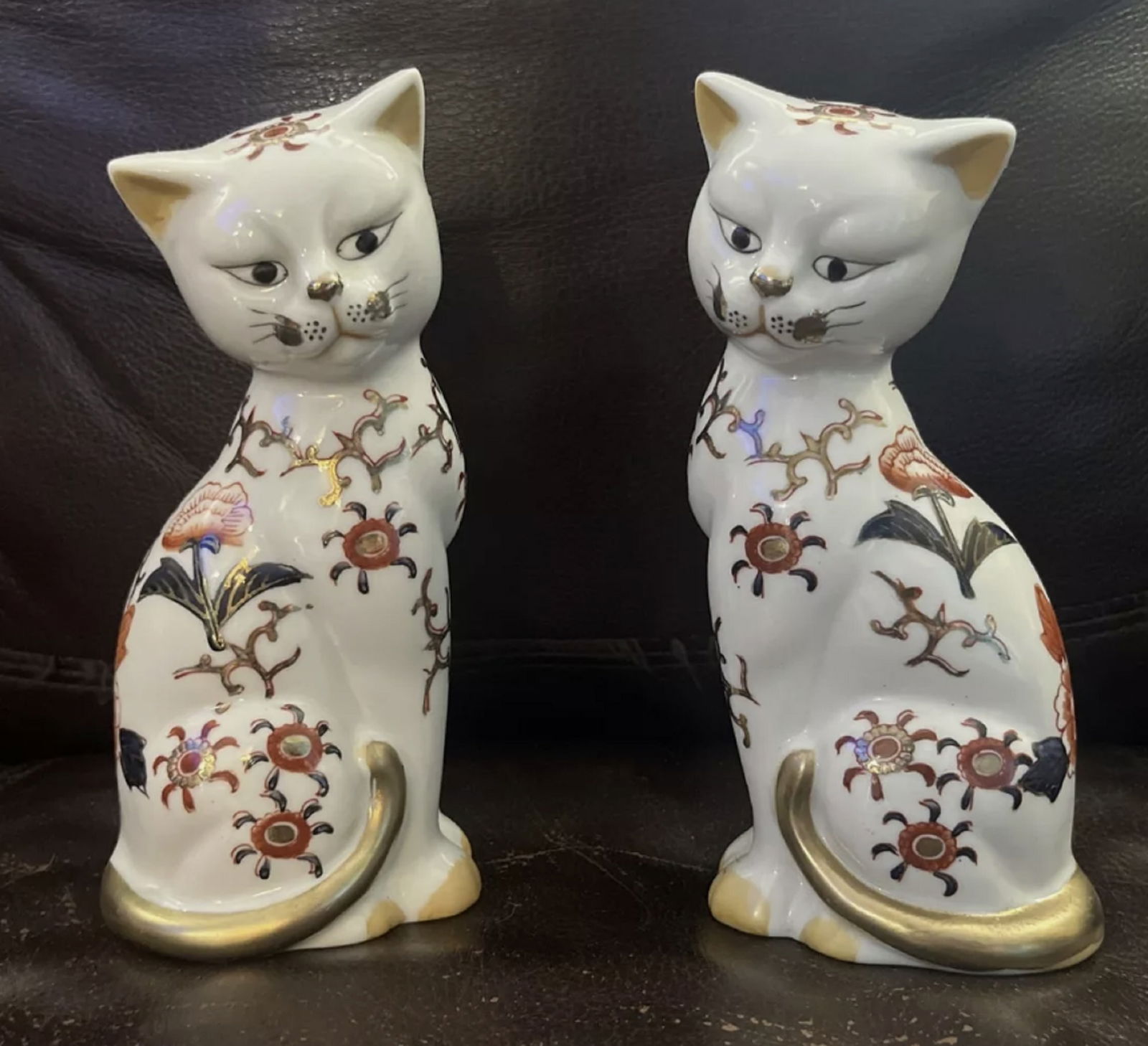 A Pair Of Japanese Imari Porcelain Cats Hand Painted (1 of 6)