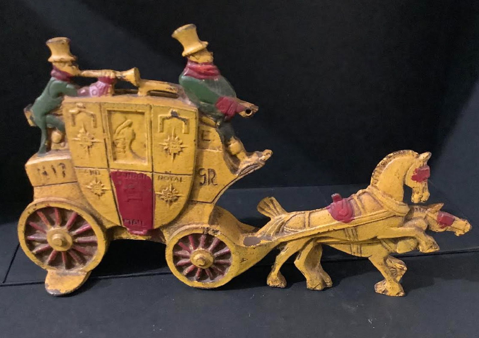 Cast Iron Royal Coach Horse Drawn Display figurine (1 of 7)
