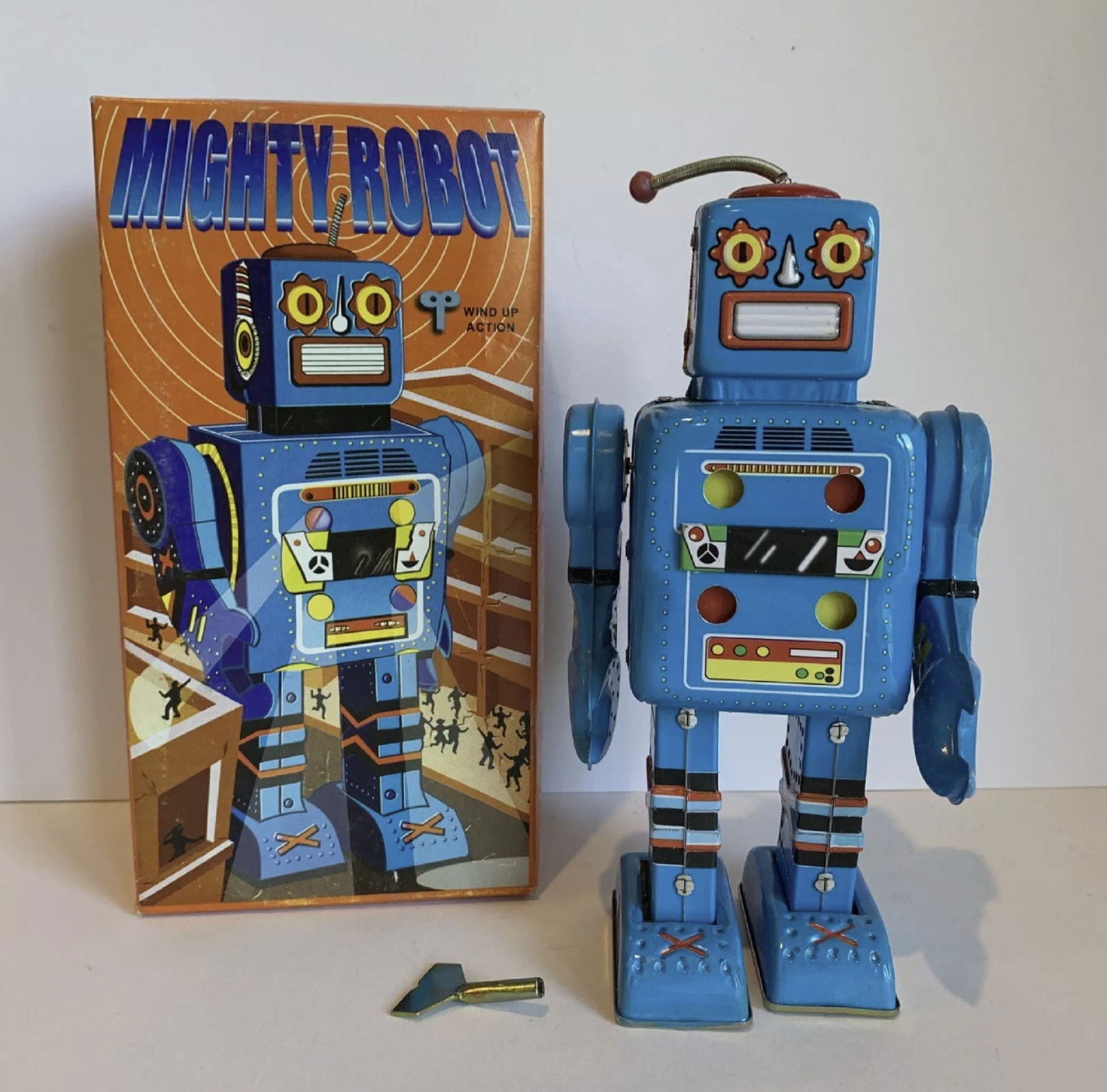 MIGHTY ROBOT WIND UP ACTION WITH  KEY & ORIGINAL BOX (1 of 6)