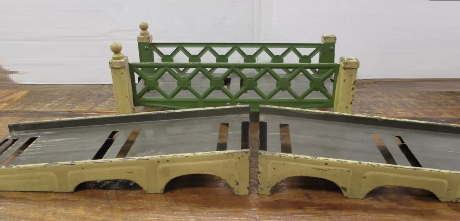 Lionel Pre War Train Set No. 106 Bridge, O Guage, Lionel with original box, two approach  ramps (1 of 5)