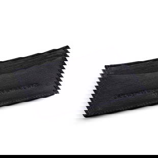 Stephen Webster Calfskin Leather Cardholder 3013924: Practical and elegant, this stunning card holder from Stephen Webster is a tasteful item of immense quality, made of black calf leather and adorned with violet stitching while boasting marvelous