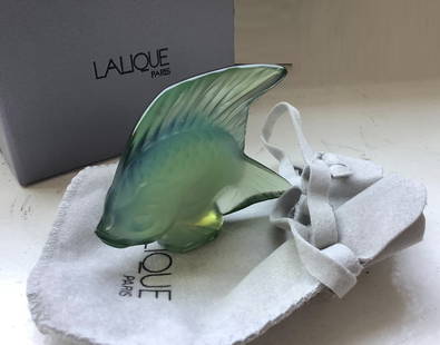 Lalique SIGNED Crystal ANGEL Fish With Orig Box Made in France: Lalique SIGNED Crystal ANGEL Fish With Orig Box Made in France The fish add color and whimsy to desks, tables, shelves - anywhere you choose to display it. Made in France. Height: 1 7/8 inches