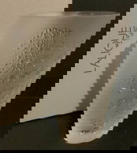 LALIQUE SIGNED CRYSTAL FLOWER VASE WITH ORIG BOX MADE IN FRANCE: LALIQUE SIGNED CRYSTAL FLOWER VASE WITH ORIG BOX MADE IN FRANCE The umbel flower, an Asian symbol of sovereignty. Measures approx 6 inches tall