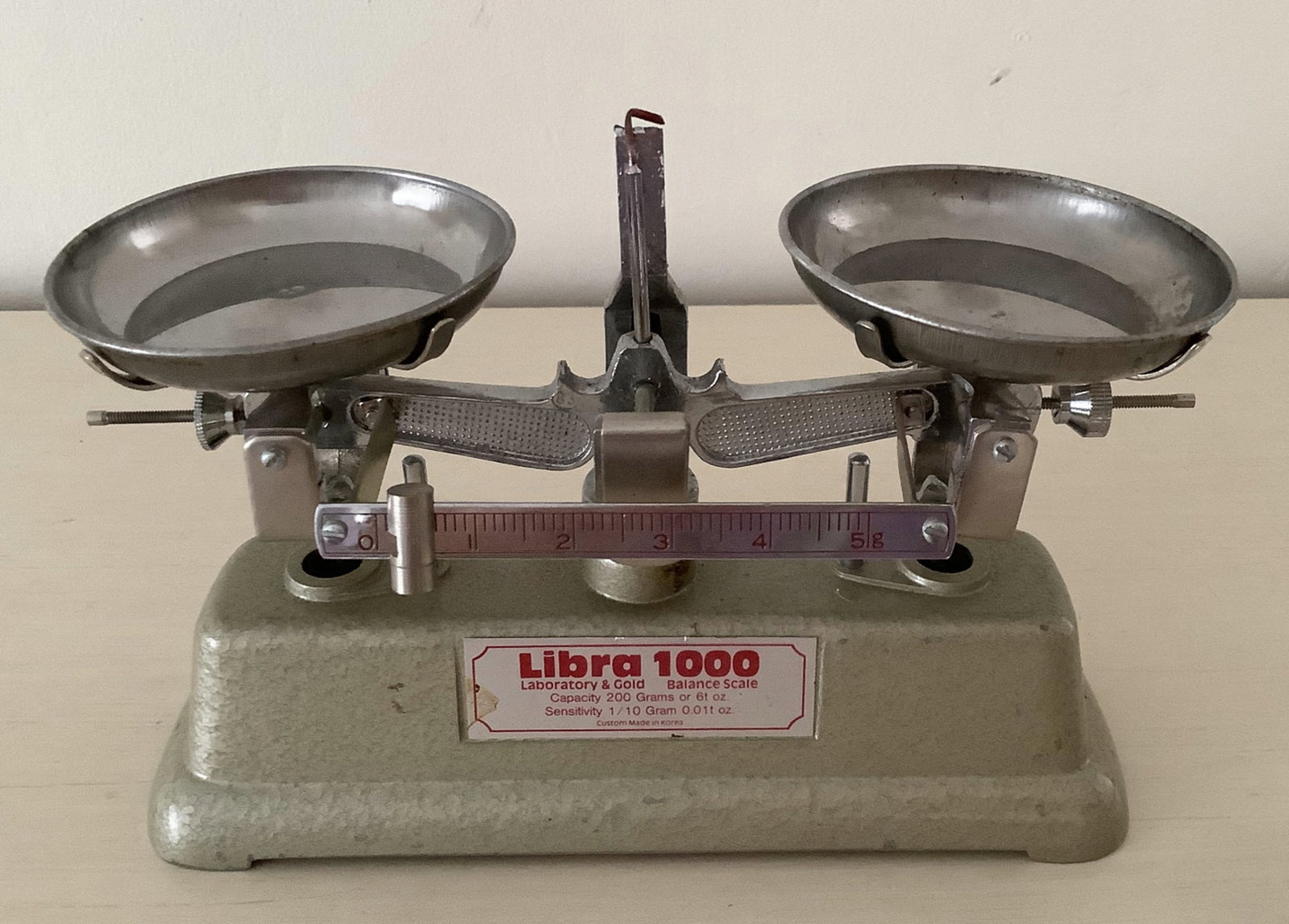 Libra 1000 Metal balance scale: Libra 1000 Metal balance scale Measures 7.25 inches