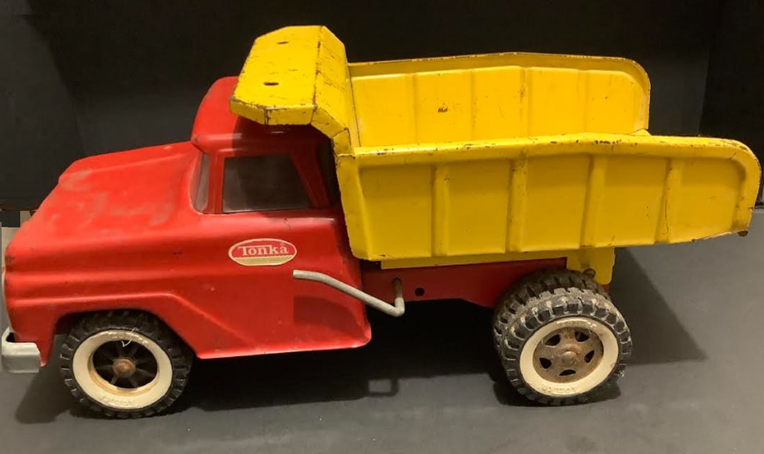 TONKA PRESSED STEEL DUMP TRUCK VEHICLE: TONKA PRESSED STEEL DUMP TRUCK VEHICLE. MEASURES APPROX 14.25 INCHES LONG X 6 INCHES WIDE