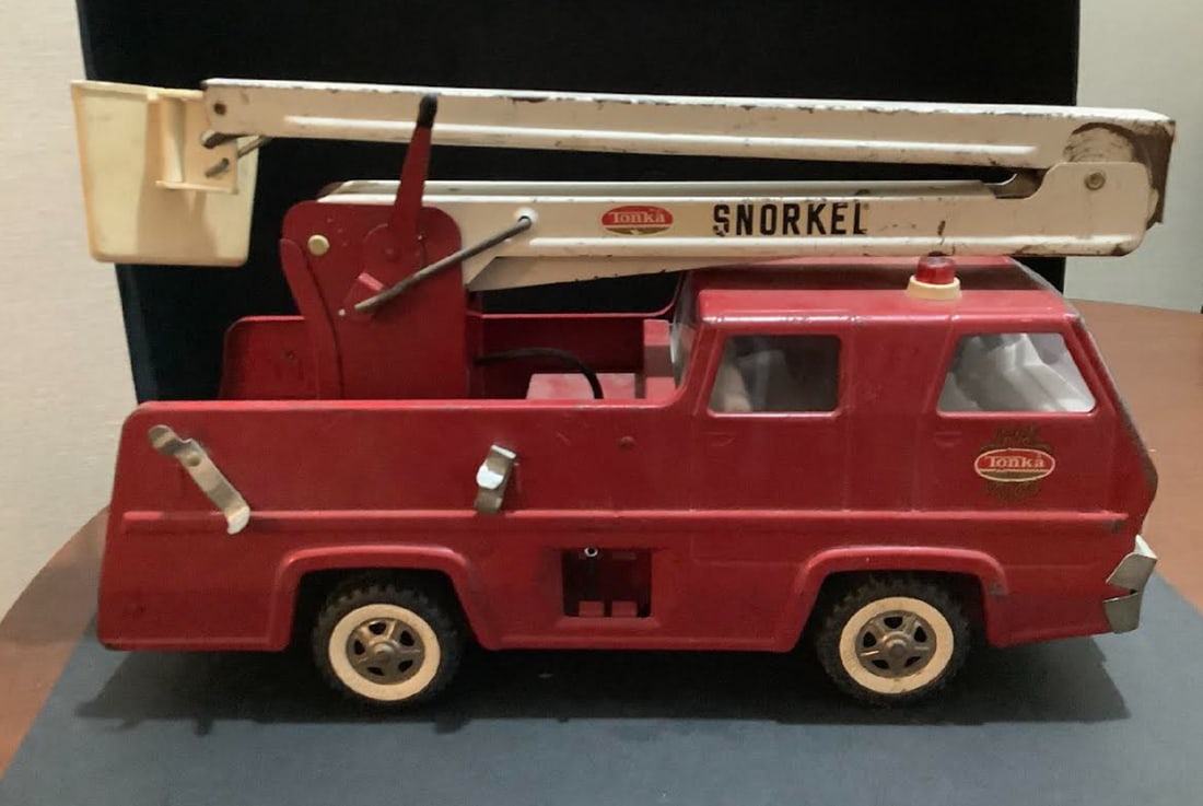 TONKA PRESSED STEEL FIRE TRUCK LONG 17 INCHES: TONKA PRESSED STEEL FIRE TRUCK LONG 17 INCHES 9.5 INCHES HIGH