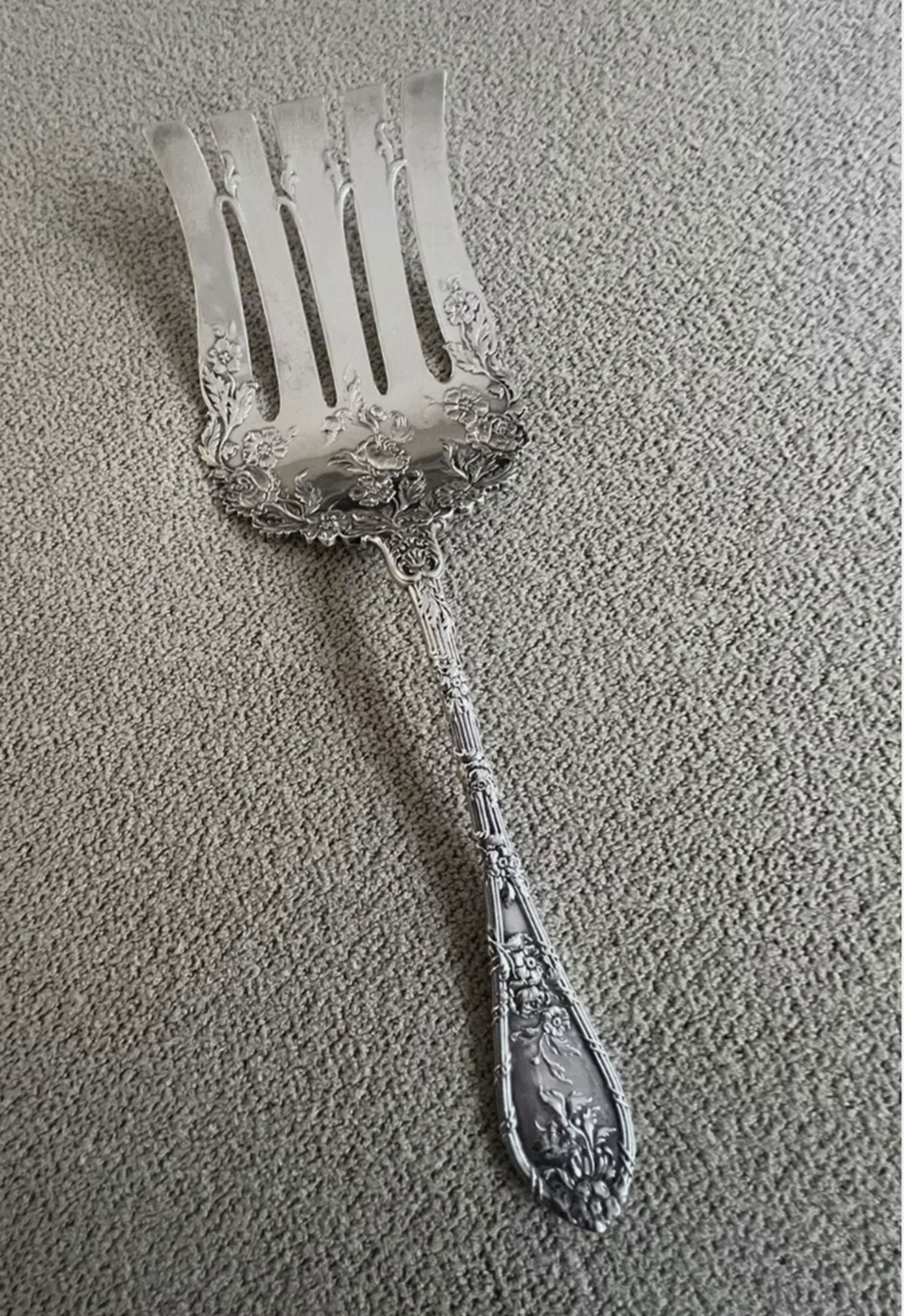 Durgin Sterling Silver Dauphin  Asparagus Serving Fork (1 of 6)