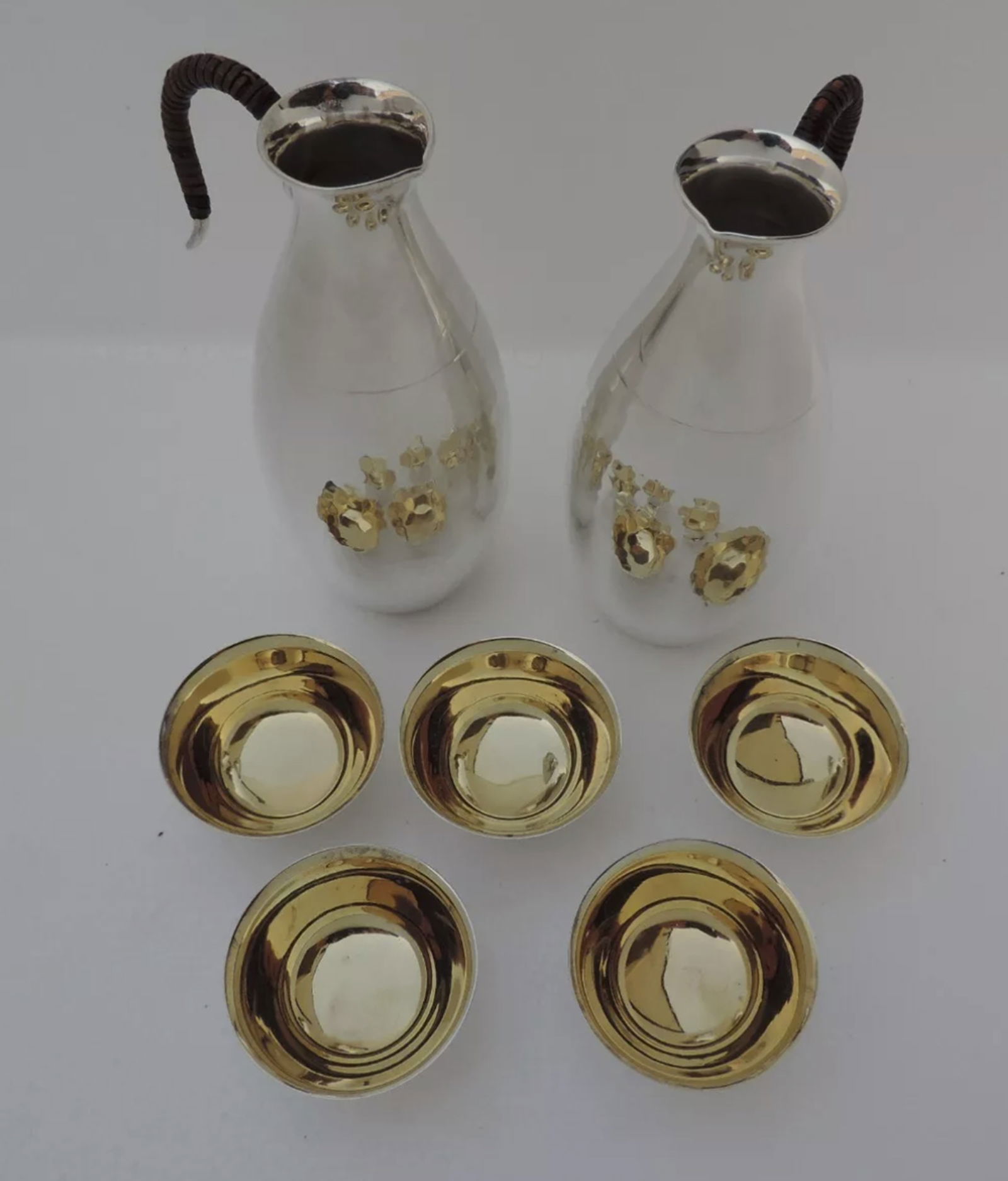 JAPANESE SOLID STERLING SILVER SET OF SAKE 2 DEANTERS+5 CUPS, MASTERLY HAND HAMMERED WITH BOX (1 of 8)