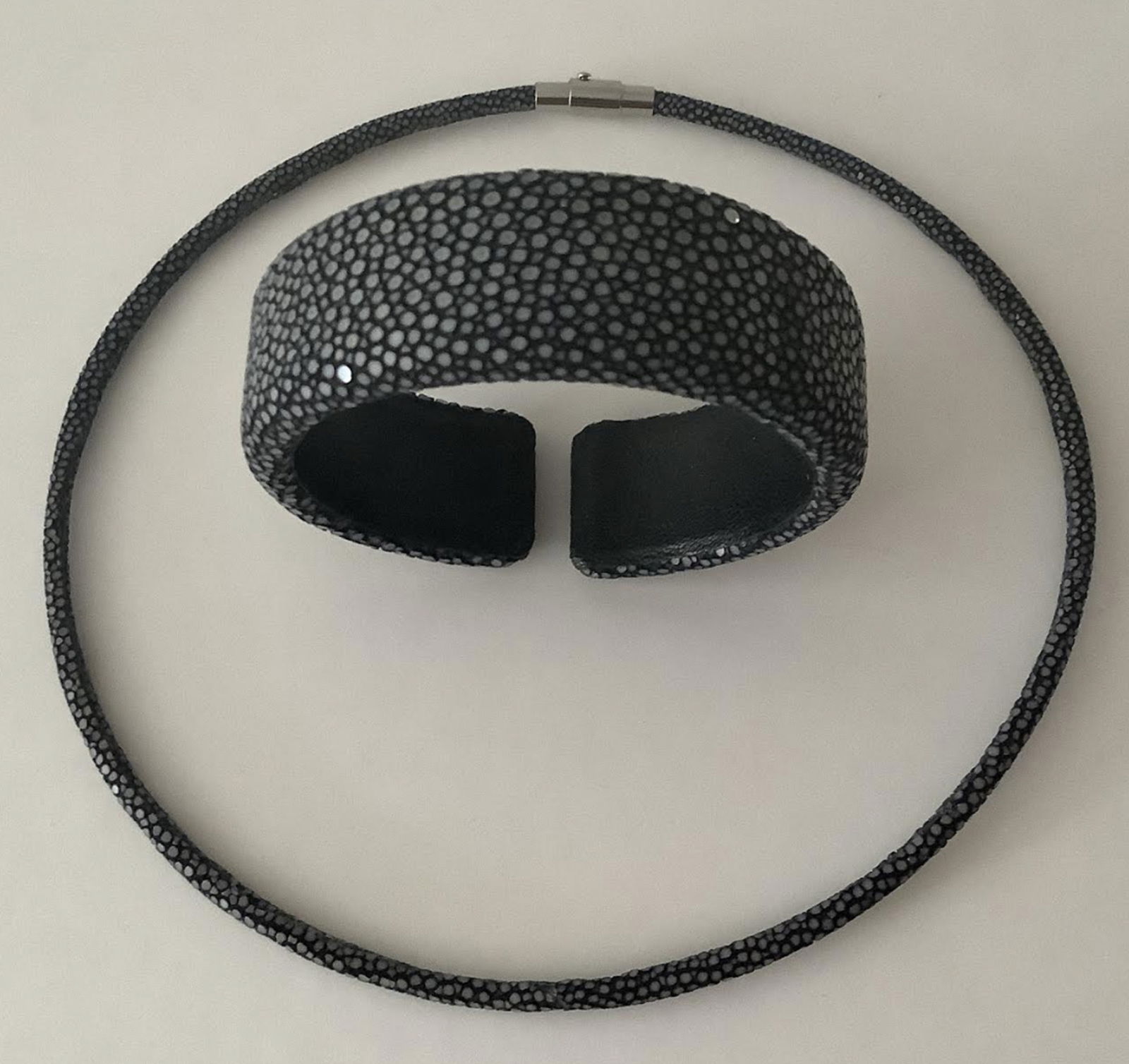 Stringray Cuff and matching stringray choker necklace Black color (1 of 6)