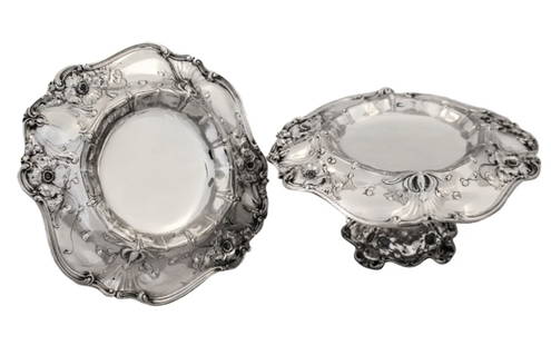 Reed & Barton Sterling Pair of Tazza platter Trays: Reed & Barton Sterling Pair of Tazza platter Trays. Designed and manufactured at the height of the Art Nouveau period they have all the defining characteristics of that style; natural motifs (flowers)