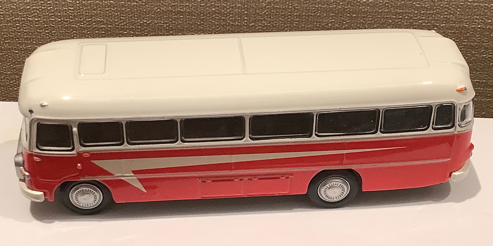 Ikarus 31 Bus T-scale 1:450 vehicle Hand-painted Metal Model (1 of 6)