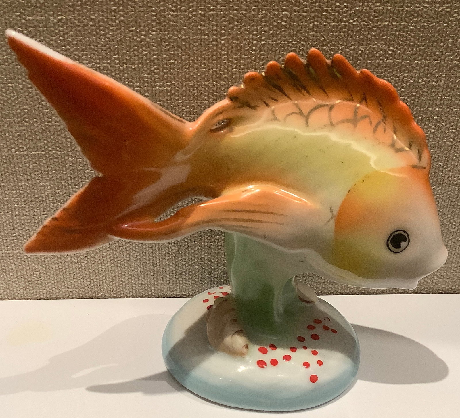 Hollohaza Hungary Signed Porcelain Gold Coy Fish Hand Painted Gold Accents: Hollohaza Hungary Signed Porcelain Gold Coy Fish Hand Painted Gold Accents. No Chips Or Cracks Measures approx 3 1/2 x 4 x 2 inches
