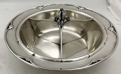 Rare Georg Jensen Sterling Silver Hammered Bowl #271C with 3 Sections: Rare Georg Jensen Sterling Silver Hammered Bowl #271C with 3 Sections. Rare Georg Jensen sterling silver bowl in pattern number 271C, beautifully hand-hammered, with stylized natural motifs adorning t