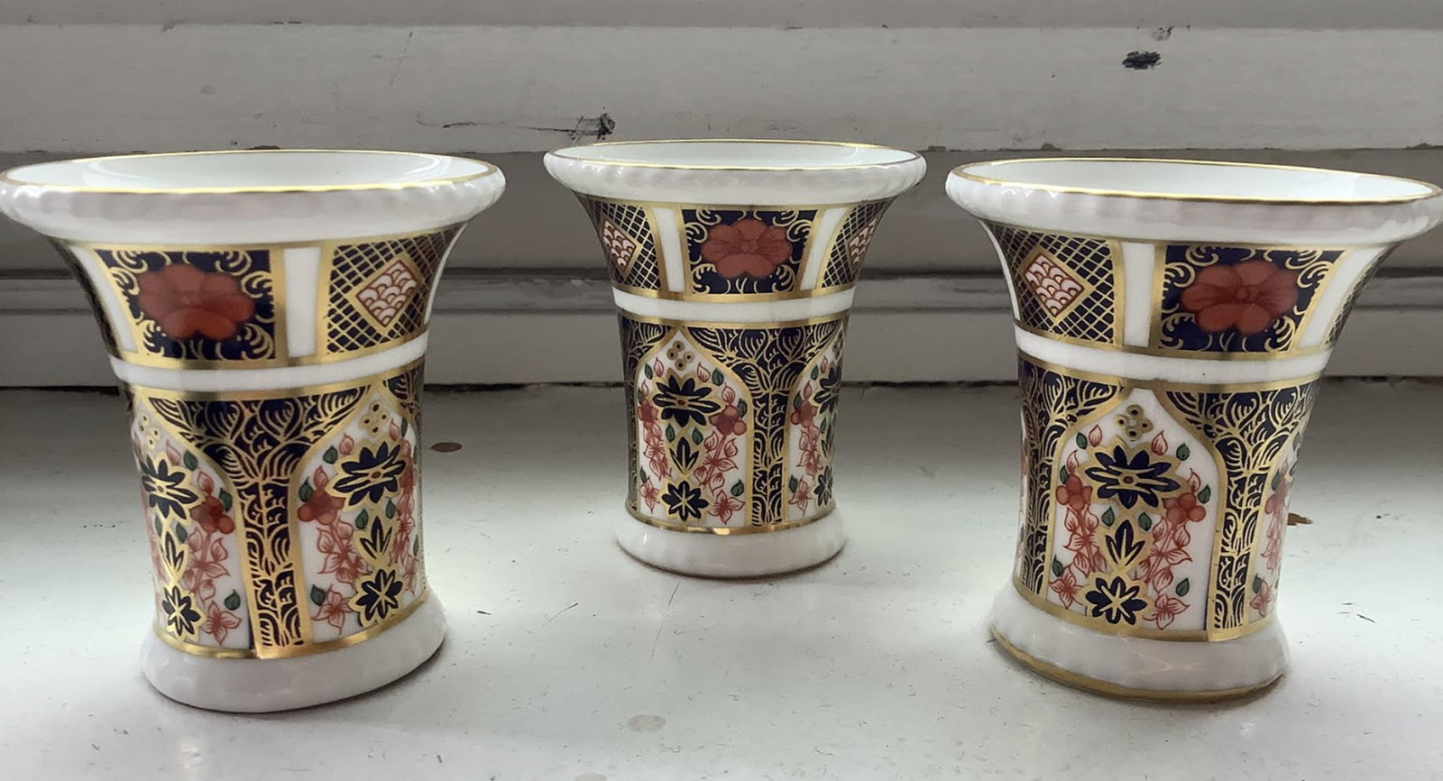 Royal Crown Derby OLD IMARI Bud Vase Set of 3 1960-69: Royal Crown Derby OLD IMARI Bud Vase Set of 3. Measures approx 2.5 inches tall and 2.25 inches at widest point. no chips or cracks
