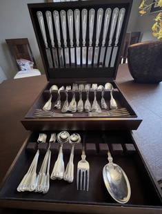 Tiffany & Co Sterling Silver Shell & Thread Sterling Dinner Size Set 98 Pcs No Monogram: 98 Pc Tiffany & Co Sterling Silver Shell & Thread Sterling Dinner Size Set No Monogram. Awesome condition. Silver chest included (not original to the set)12 dinner knives 10 1/8''12 dinner forks 7 5/8