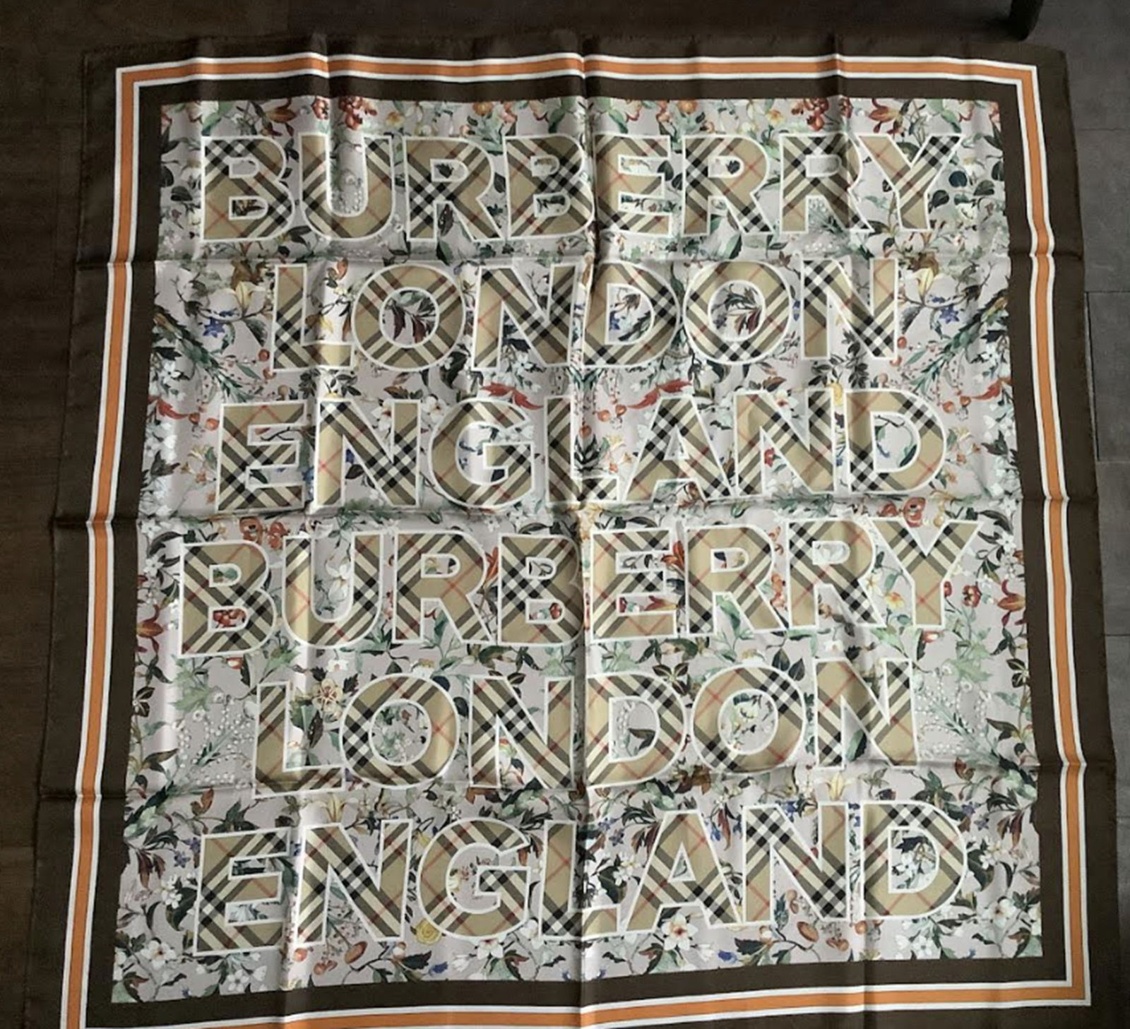 Burberry Silk Fashion Scarve Made in Italy (1 of 4)