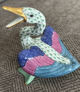 Herend Signed Porcelain fishnet Green Goose Figurine With 24k Gold Accents Made in Hungary: Herend Signed Porcelain fishnet Green Goose Figurine Made in Hungary Made in Hungary. Measurs approx 4 1/8” inches height no chips or cracks