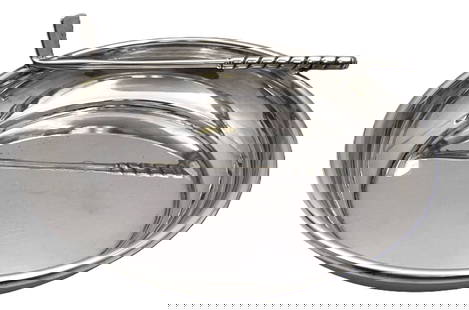 Golf Themed Sterling Silver Trinket Dish: Golf Themed Sterling Silver Trinket Dish. Sterling silver trinket dish, beautifully adorned with a realistic golf club. It measures 4'' in diameter (length of the club is 3 3/4'') by 1 1/8'' in