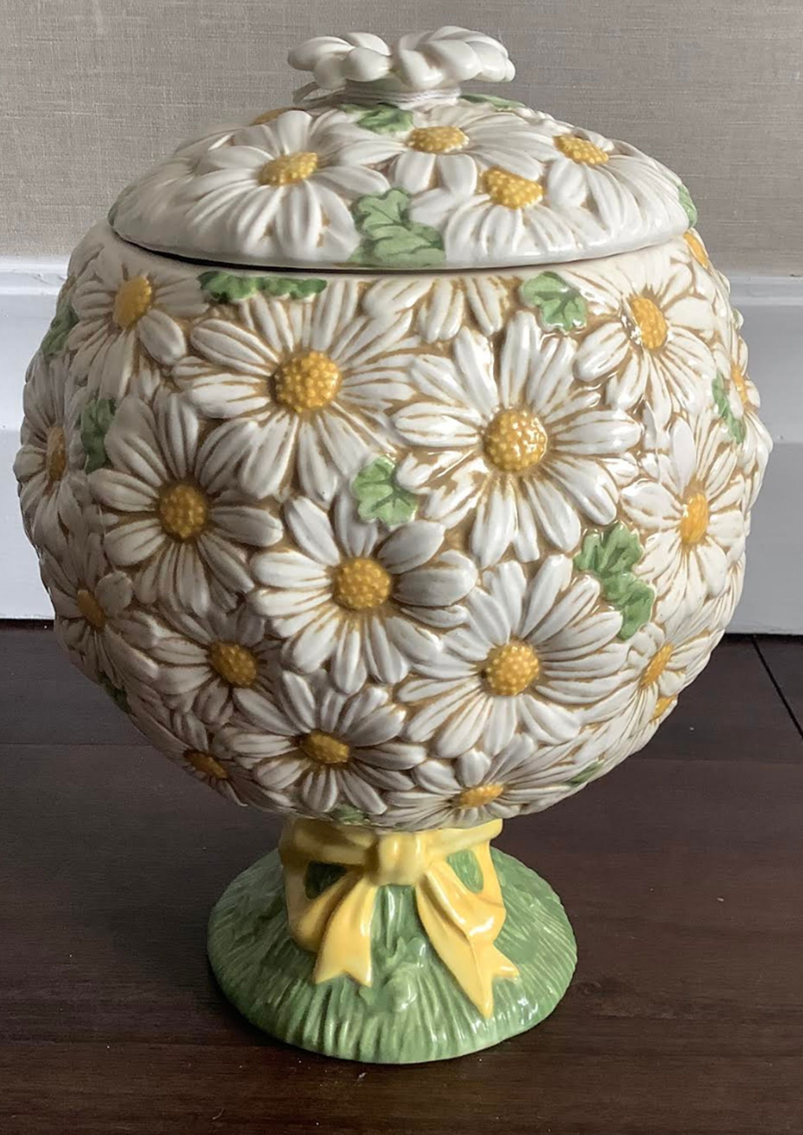 Metlox Poppytrail  Sculptured DAISY Jar With Lid Pattern 24 (1 of 8)
