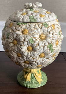 Metlox Poppytrail Sculptured DAISY Jar With Lid Pattern 24: Metlox Poppytrail Sculptured DAISY Jar With Lid. Pattern 24 Measures approx 10.5 inches tall7.5 inches wide. No Chips or cracks