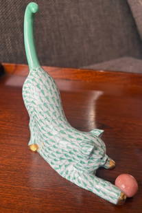 Herend Signed GREEN FISHNET CAT WITH BALL WITH 24K GOLD ACCENTS Made in Hungary: Herend Signed GREEN FISHNET CAT WITH BALL WITH 24K GOLD ACCENTS Made in Hungary Measures approx 5 inches Tall No Chips or cracks