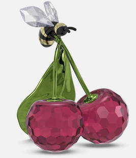 Swarovski Signed CRYSTAL CHERRY IDYLLIA BEE AND CHERRY WITH BOX: Swarovski Signed CRYSTAL CHERRY IDYLLIA BEE AND CHERRY WITH BOX It is brand new in the original box, and perfect for any occasion. Measures approx 1.69" x 1.81" x 2.09"
