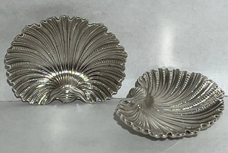 BUCCELLATI STERLING SILVER PAIR OF ARCA SHELL DISHES MADE IN ITALY: BUCCELLATI STERLING SILVER PAIR OF ARCA SHELL DISHES MADE IN ITALY- Brand : GIANMARIA BUCCELLATI- Era : 1970- Material : STERLING SILVER 925- Wide : 5 CM- Description : The objects designed by Gianmar