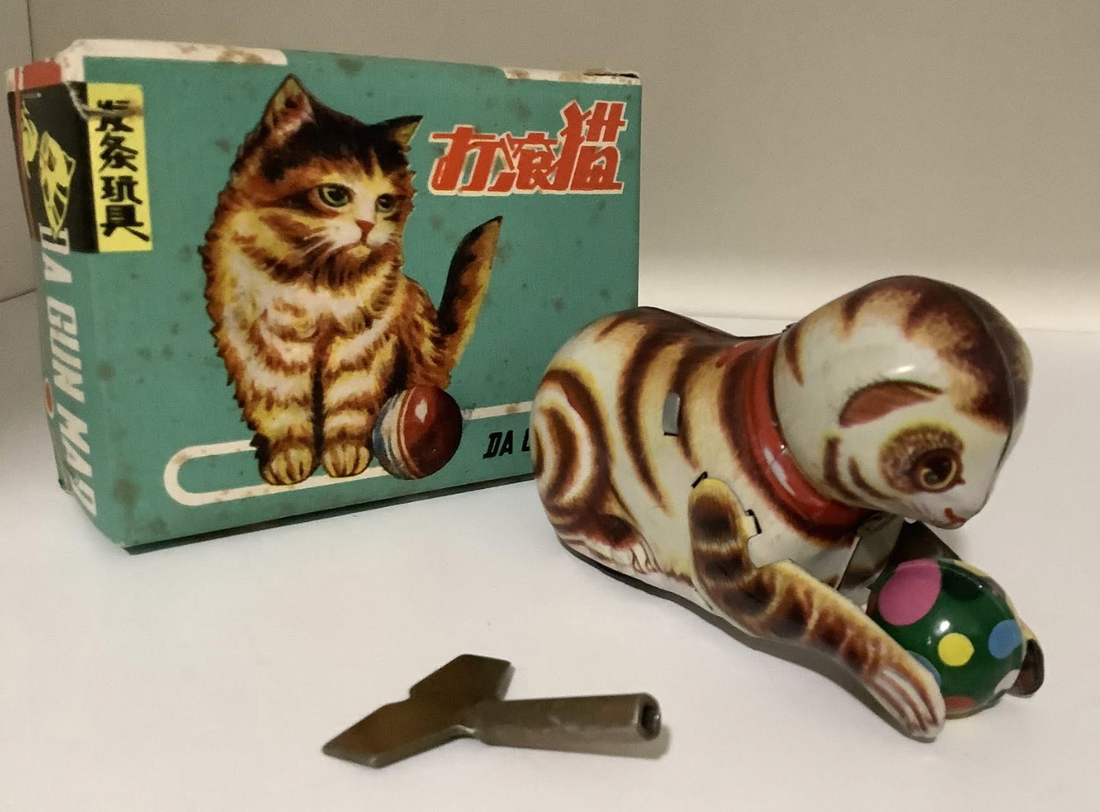Tin Litho Wind Up Dagim Mao Cat With Box and Key: Tin Litho Wind Up Dagim Mao Cat With Box and Key Measures approx 3.5 inches long