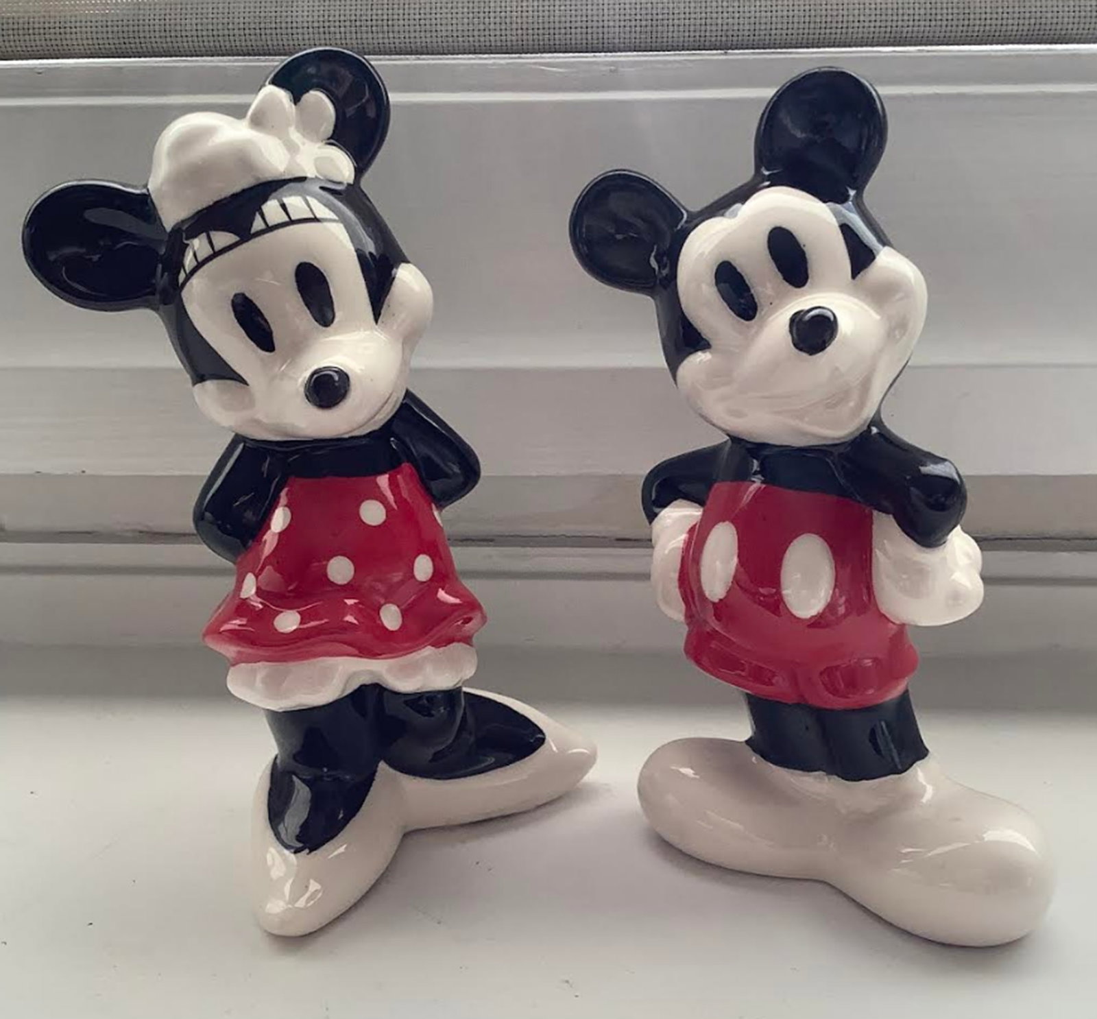 Disney Signed Mickey and Minnie Porcelain Salt And Pepper Shakers: Disney Signed Mickey and Minnie Porcelain Salt And Pepper Shakers. Measures approx 6 inches tall and 3 inches at widest point. Great condition no chips or cracks present.