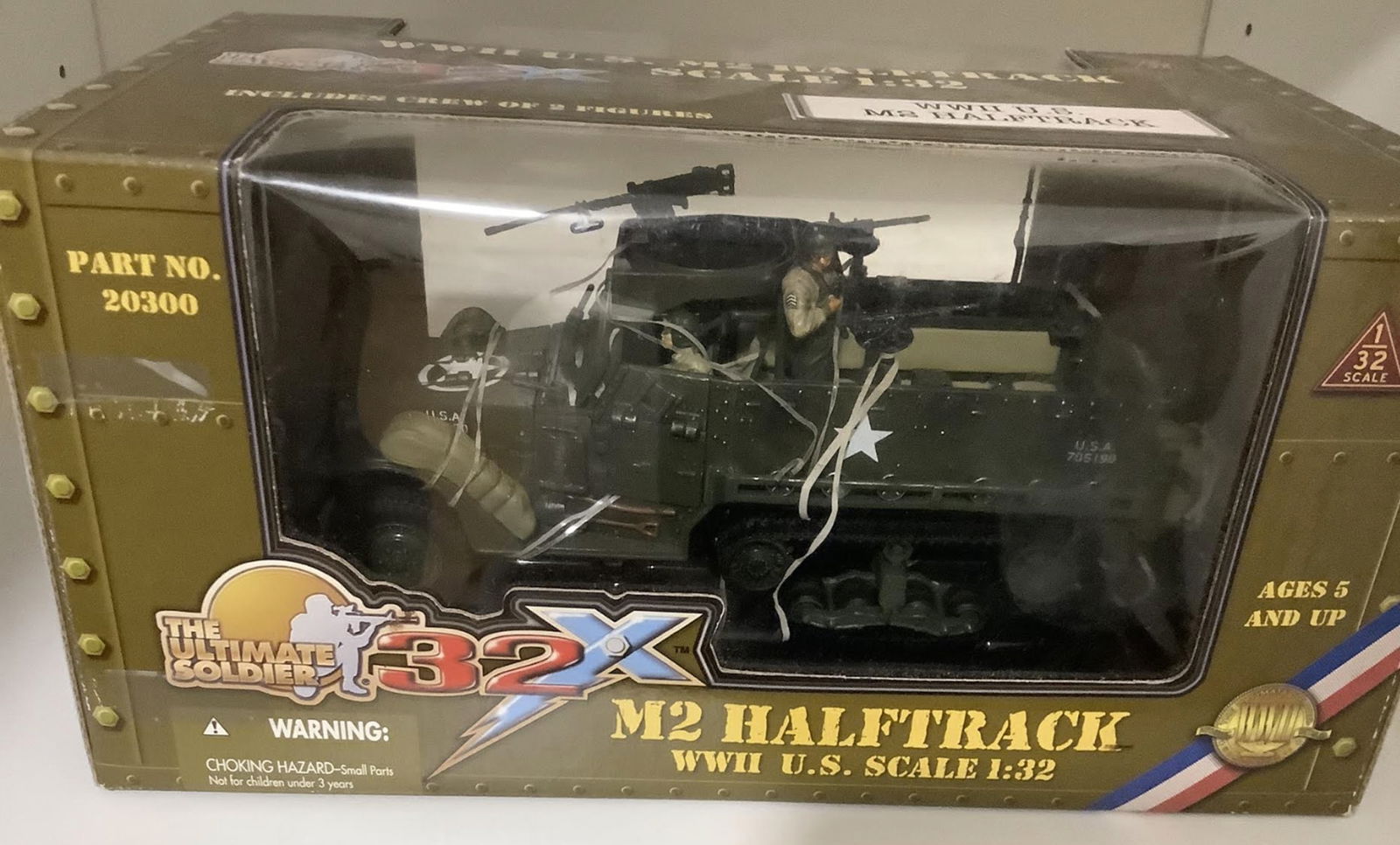 WWII US M2 halftrack Military Vehicle Tank With 2 Figurine Soldiers In Orig Box Scale 1/32 (1 of 7)