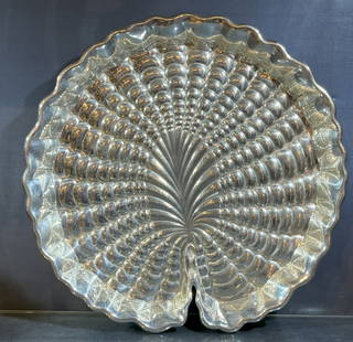 GIANMARIA BUCCELLATILarge Sterling Silver Platter Serving Tray: GIANMARIA Buccellati Sterling Silver Designed as a polished and textured sterling silver seashell-patterned traySigned Gianmaria Buccellati- Era : 1980- Weight : 700 grams- Material : STERLING SILVER