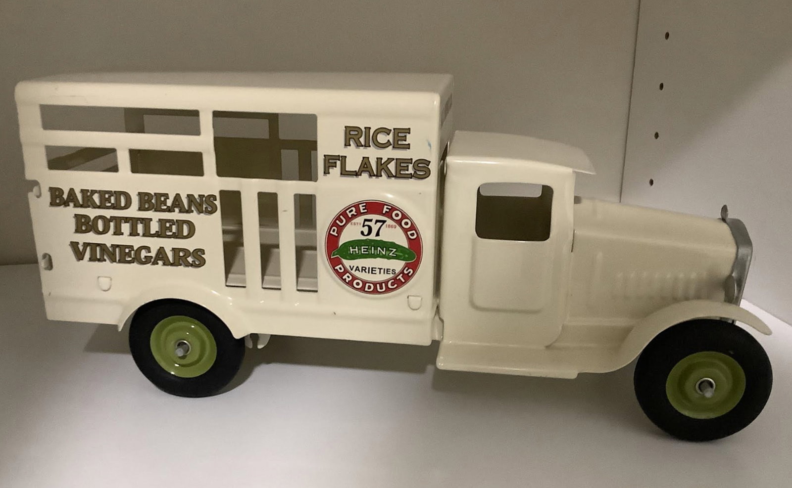 METALCRAFT PRESSED STEEL HEINZ TOY TRUCK 1930: METALCRAFT PRESSED STEEL HEINZ TOY TRUCK 1930 Measures approx 11.5 inches long