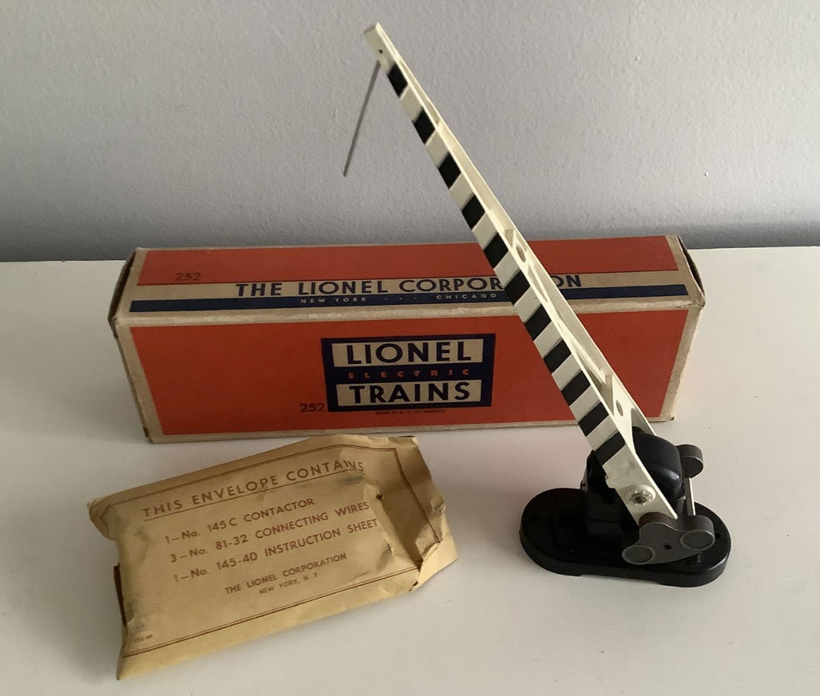 Lionel Trains Pre War #252 crossing gate with orig box and manual Never Used (1 of 4)