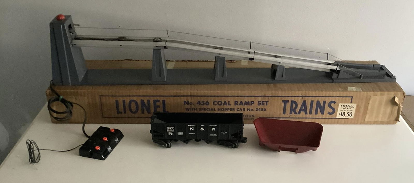 Lione Trains Pre War #456 Coal Ramp w/ #3456 "N&W" Operating Hopper & Dump Bin With Box Never used: Lione Trains Pre War #456 Coal Ramp w/ #3456 "N&W" Operating Hopper & Dump Bin With Box Never used