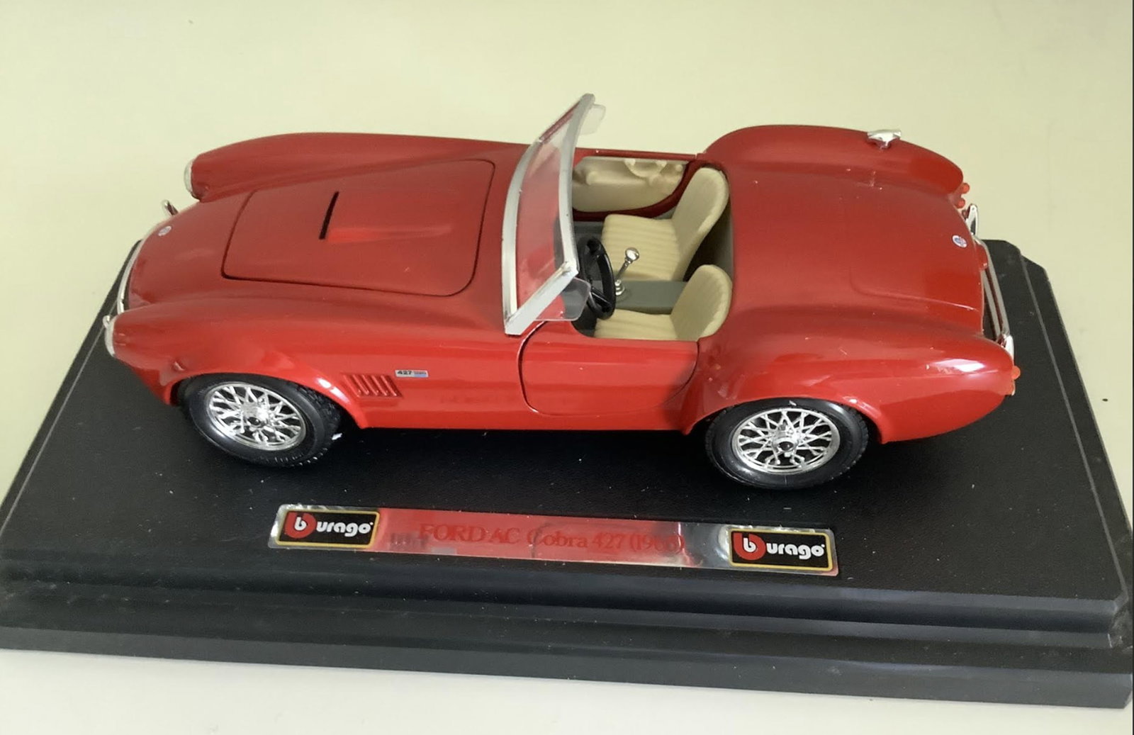 Burago Die Cas Vehicle Ford cobra 427 1965: Burago Die Cas Vehicle Ford cobra 427 1965 Measures approx 7 inches long