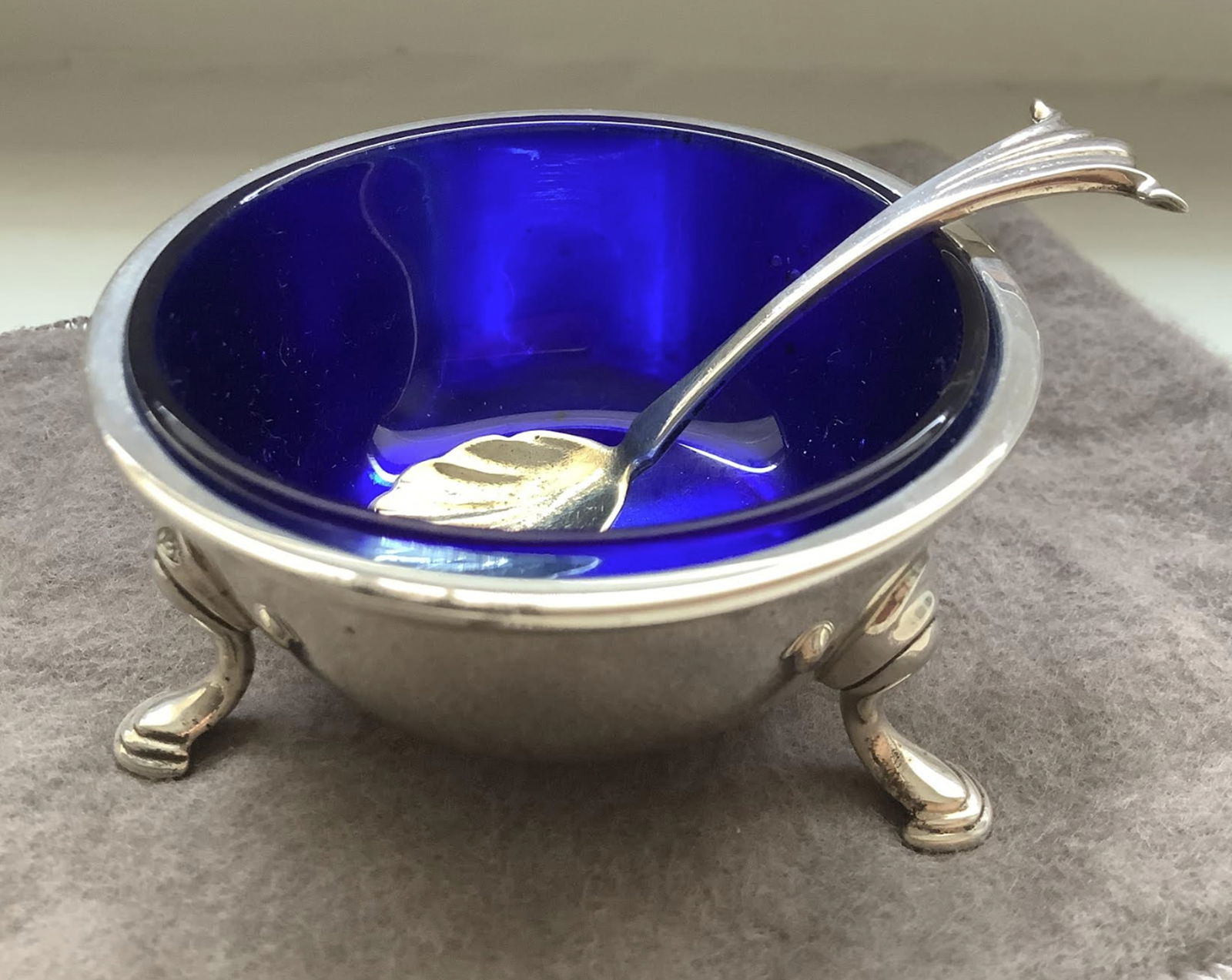 CARTIER STERLING SILVER & COBALT FOOTED OPEN SALT CELLAR WITH SPOON AND ORIGINAL POUCING (1 of 6)