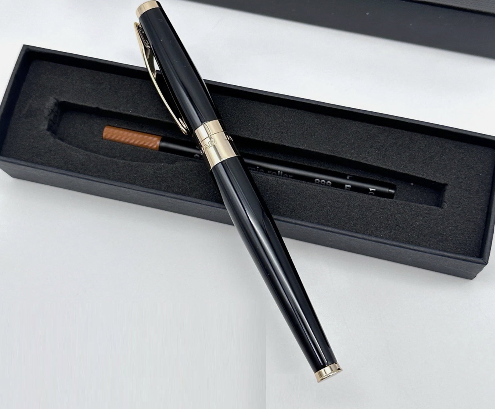 Jaguar Black & Gold Lacquer Rollerball Pen With Orig Box: Jaguar Black & Gold Lacquer Rollerball Pen With Orig Box. Made in Germany