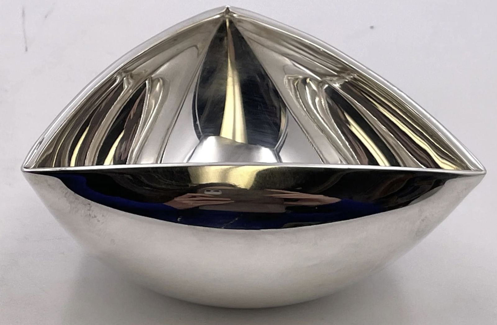 Pampaloni Silver Small Bowl: Pampaloni silver plate bowl in Mid-Century Modern style, with an elegant, geometric design. It measures approx 5'' by 4'' by 2 1/2'' in height and bears hallmarks as shown. Pampaloni is an Italian-bas